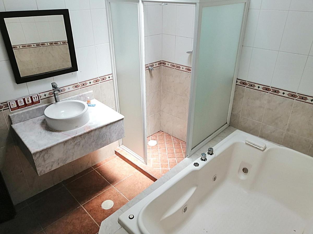 Hotel Aquiles グアダラハラ エクステリア 写真
