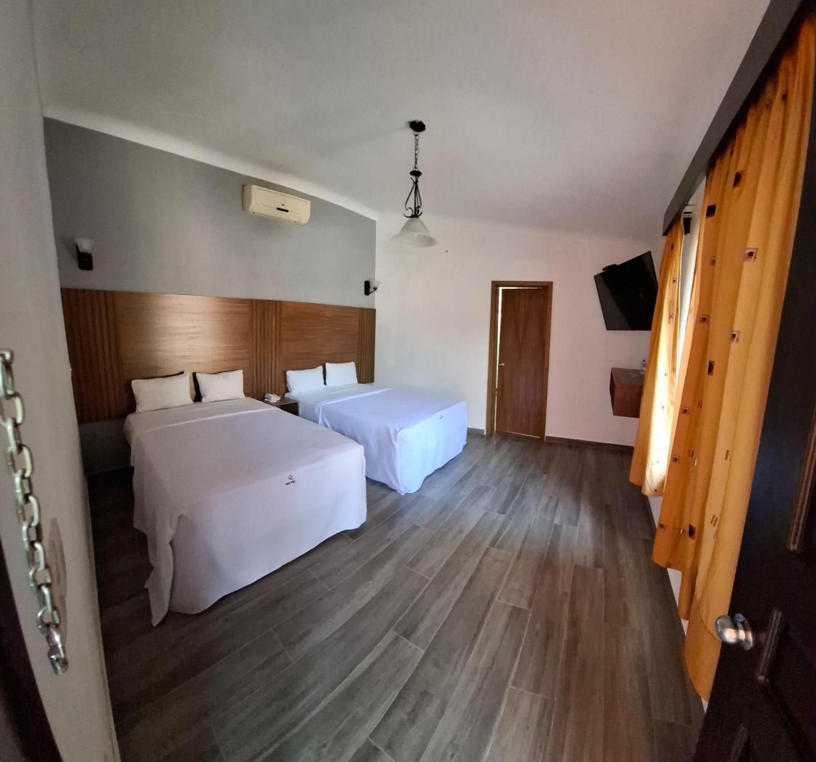 Hotel Aquiles グアダラハラ エクステリア 写真
